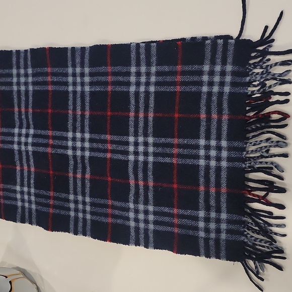Authentic Burberry lambswool scarf. - Picture 5 of 6